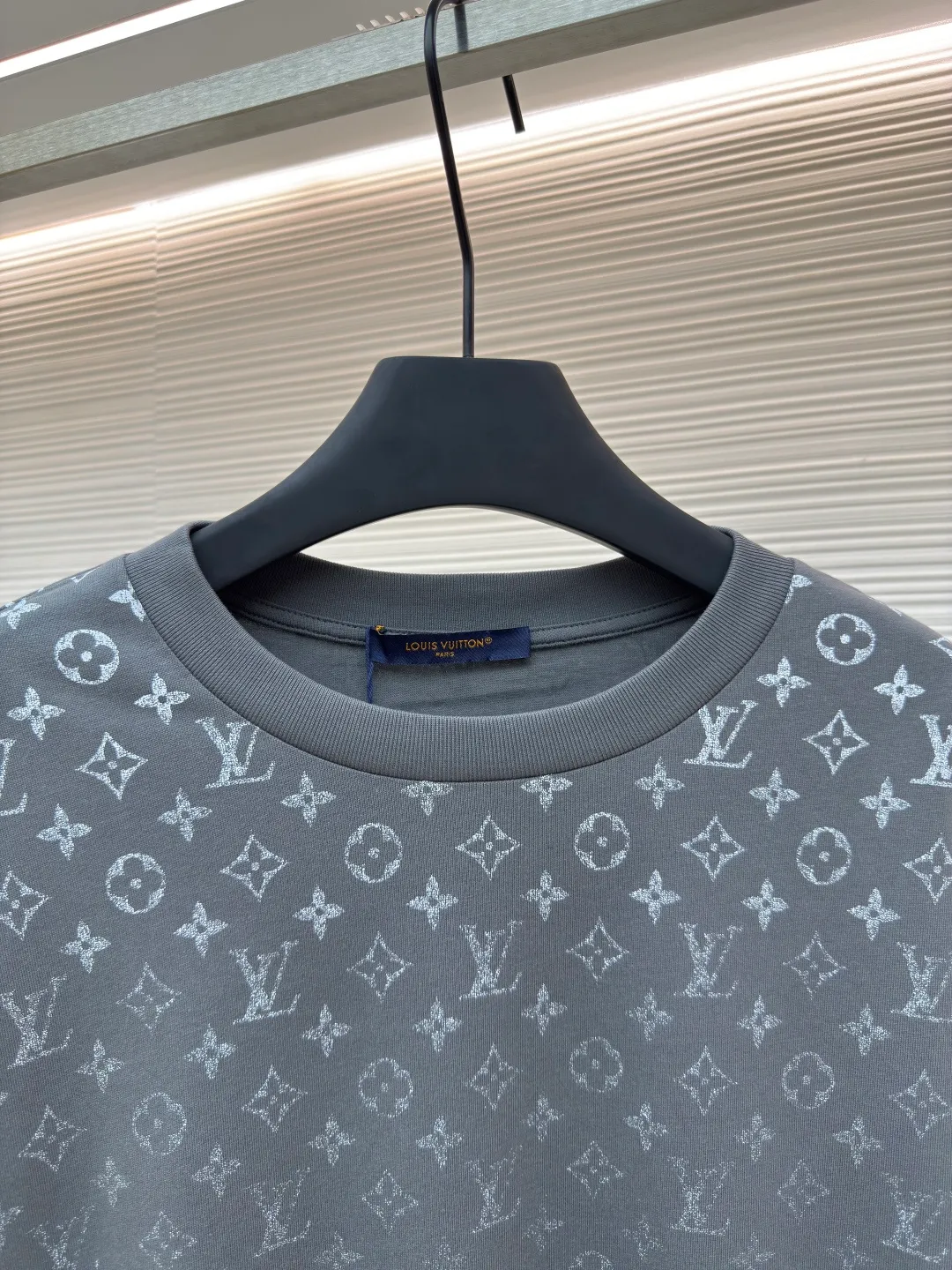 LOUIS VUITTON Gradient presbyopic T-shirt ●Authentic product: Purchased and developed by 8450 ●Item number: 1680214-A10 ●Fabric: refined sulfur cotton fabric ●Technology: printing production ●Version: fitted version ●Weight: about 305 grams ●Size: XS-S-M-L ●Description: The fabric is made of 32s double-ply combed cotton compact siro-spun yarn, matched with 1*1 flat knitted cotton thread. The entire garment's front and rear panels, left and right sleeves, are printed with Kornit white ink digital direct injection. The first draft is made based on the Y-plate scanned pattern, and the clarity of the first draft is corrected by hand to ensure that the printed flower pieces have a gradient and orderly visual effect. The overall wiring is straight and delicate, the fabric is comfortable and soft, and the color is consistent without color difference. It can be matched with the same style to create a fashionable look and control various occasions. Customized accessories, complete with three standards, same style for men and women!